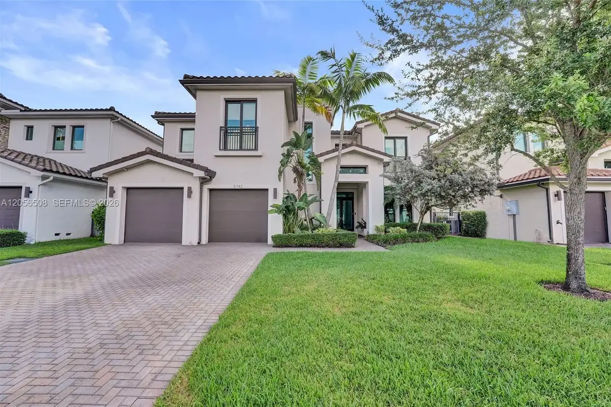 5742 E Brookfield Cir E, Hollywood: photo 1 of 23