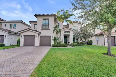 5742 E Brookfield Cir E, Hollywood: photo 1 of 23