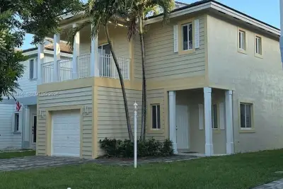 3175 NE 4th St, Homestead: photo 1 of 18