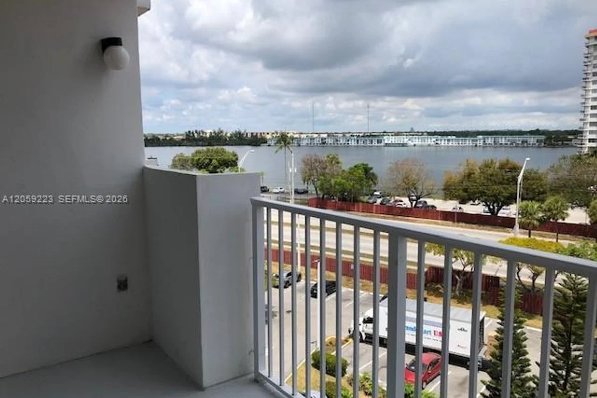 1200 NE Miami Gardens Dr #702W, Miami: photo 1 of 11