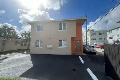 126 SW 21st Ave #3, Miami: photo 1 of 8