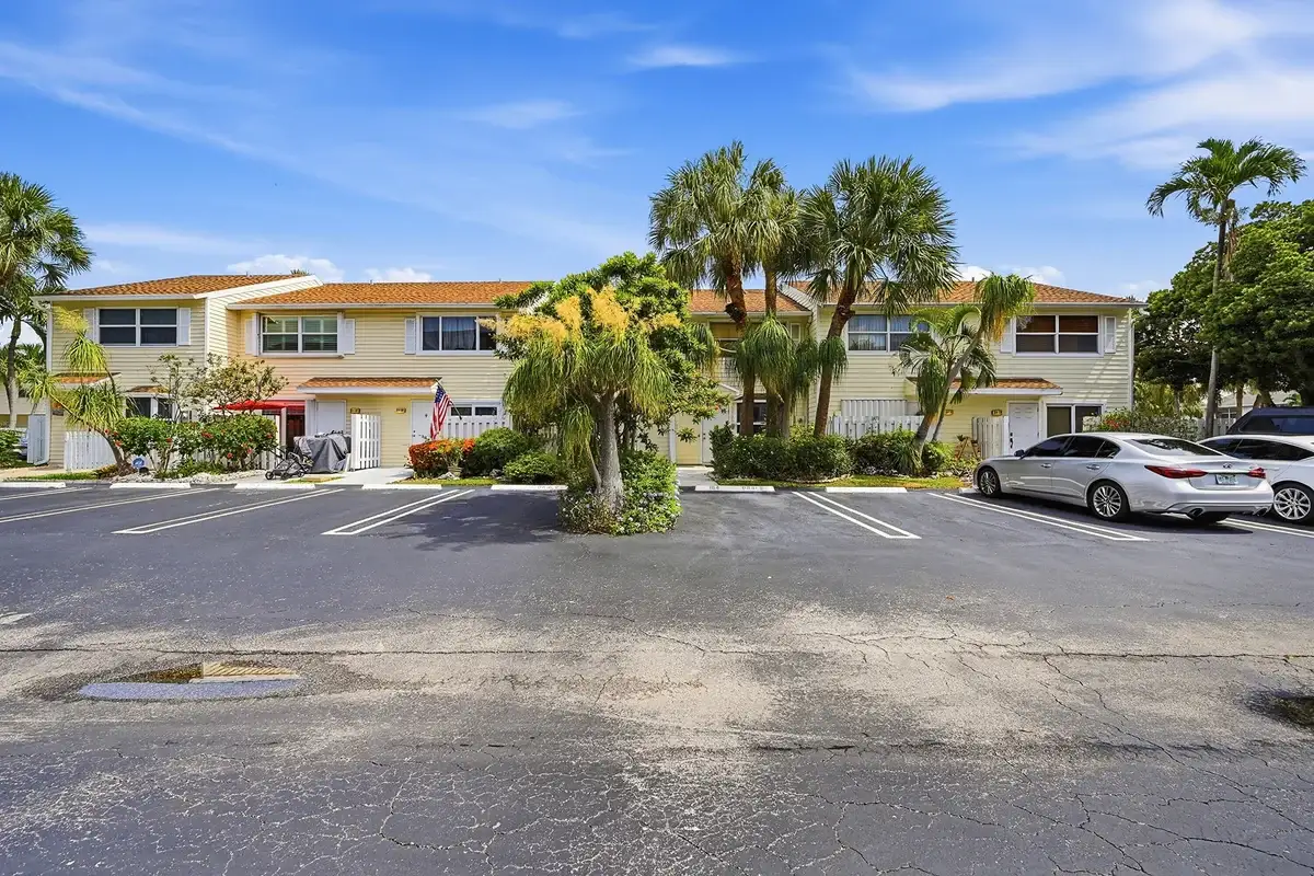 2627 NE 15th St, Pompano Beach: photo 1 of 39