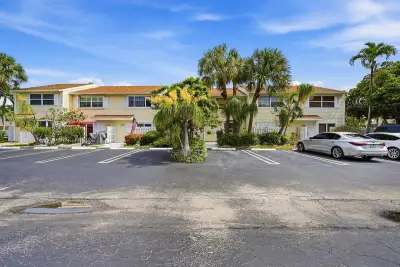 2627 NE 15th St, Pompano Beach: photo 1 of 39