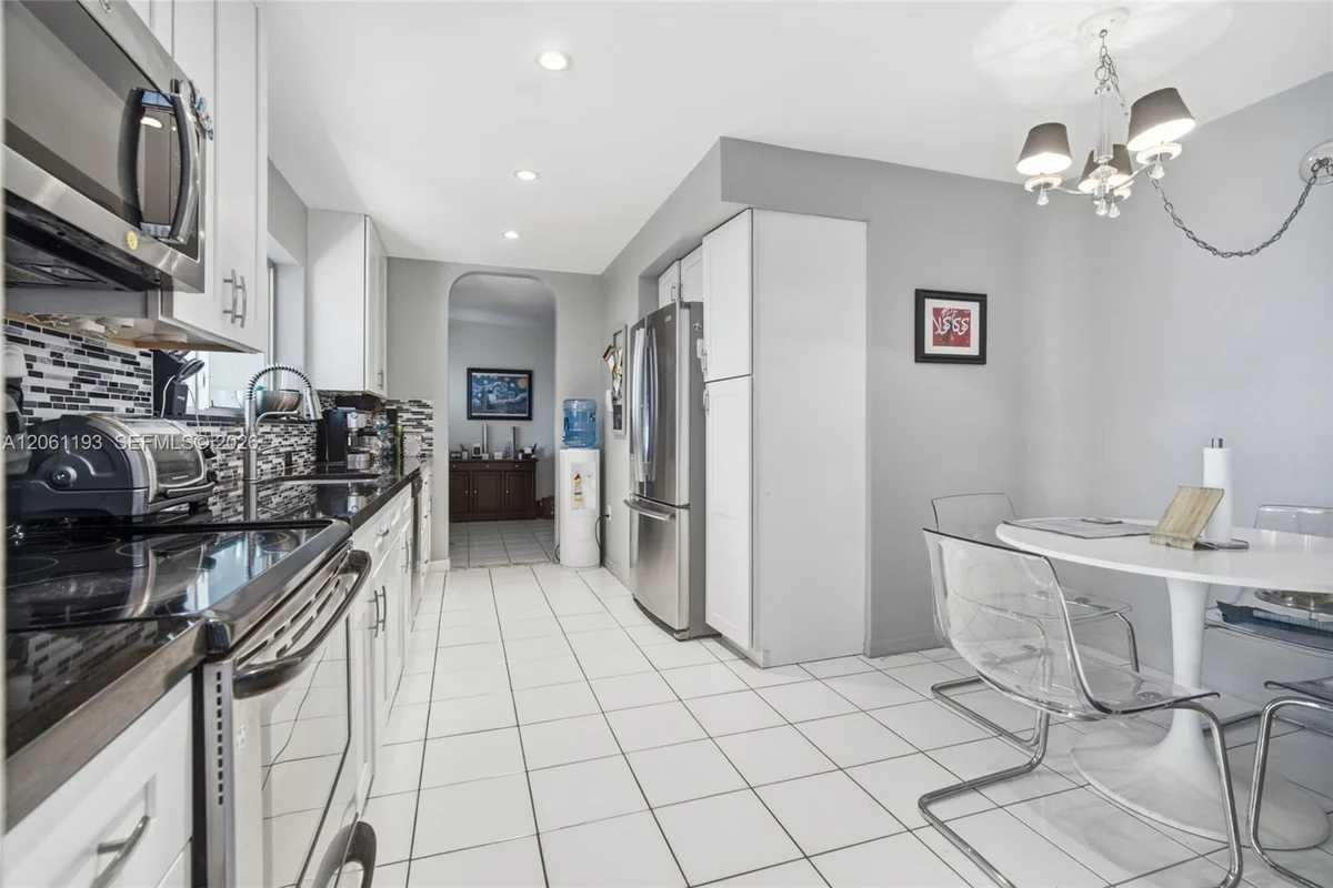 21221 NE 3rd Ct, Miami: photo 1 of 42