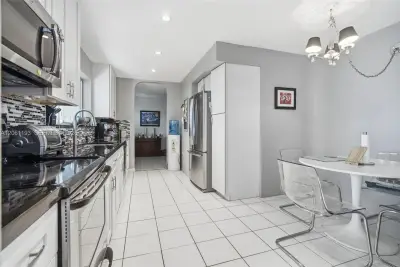 21221 NE 3rd Ct, Miami: photo 1 of 42