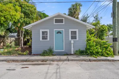 612 3rd Ave S, Lake Worth Beach: photo 1 of 24