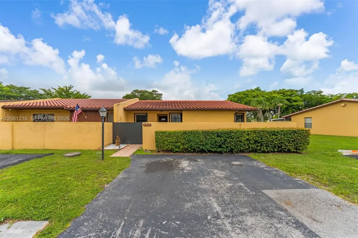 8612 SW 148th Pl, Miami: photo 1 of 36