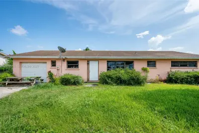 822 NW 15th St, Homestead: photo 1 of 9