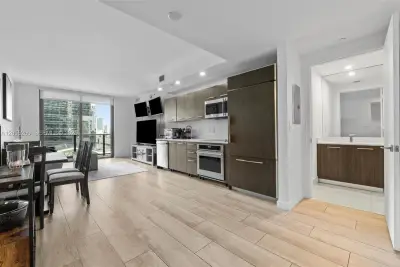 45 SW 9th St #1109, Miami: photo 1 of 25