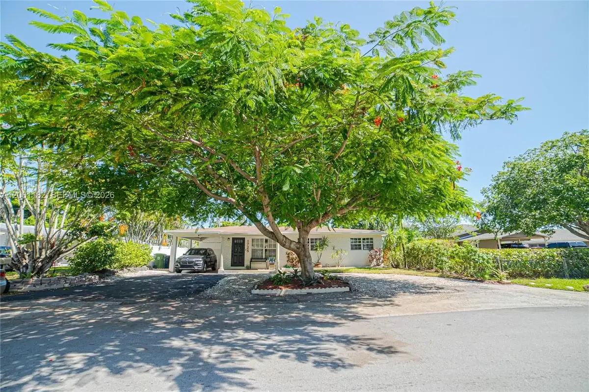 1725 SW 30th St, Fort Lauderdale: photo 1 of 52