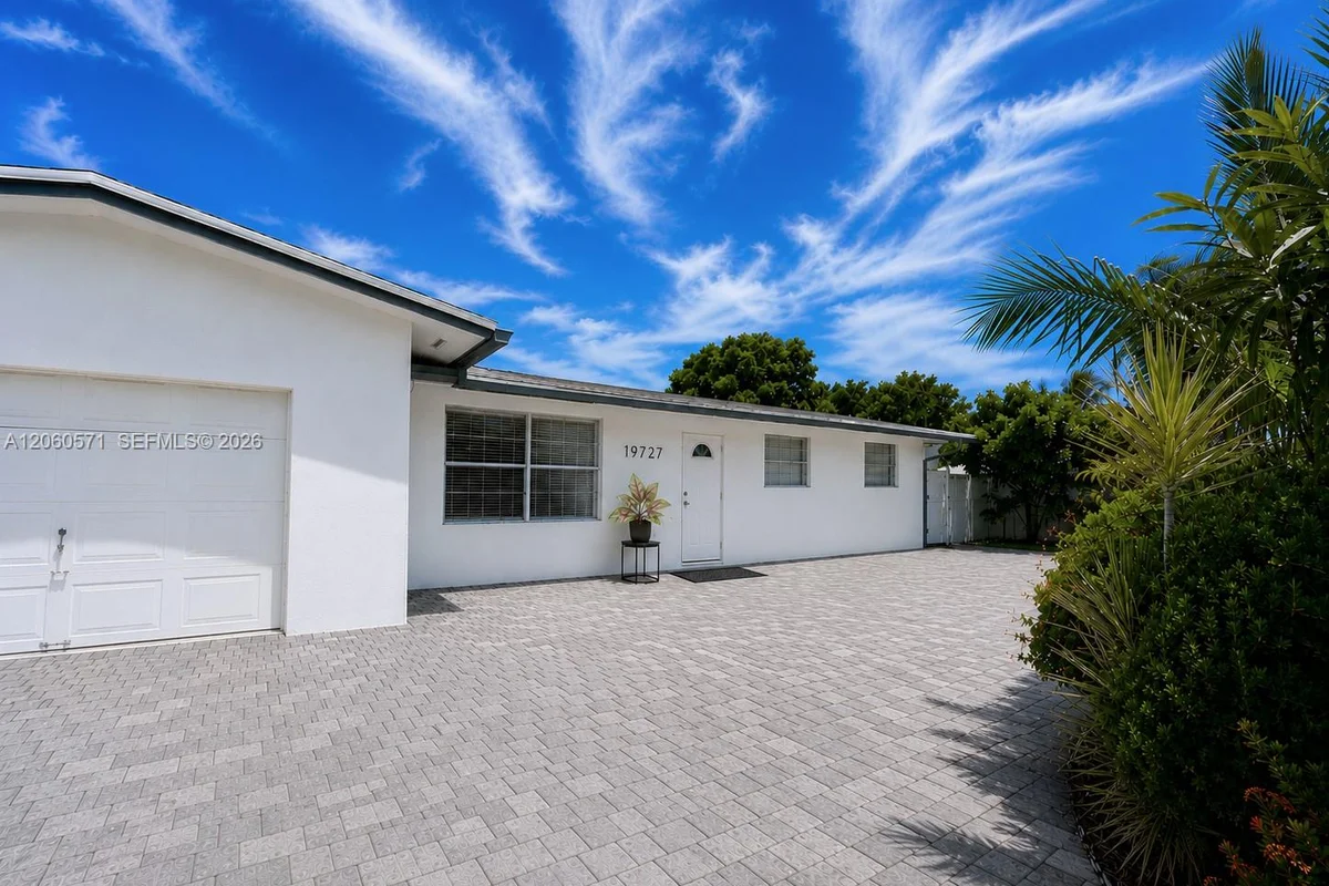19727 SW 118th Pl, Miami: photo 1 of 18