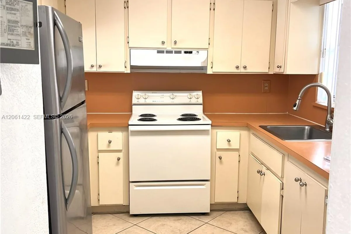 401 NW 72nd Ave #304B, Miami: photo 1 of 10