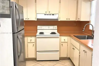 401 NW 72nd Ave #304B, Miami: photo 1 of 10