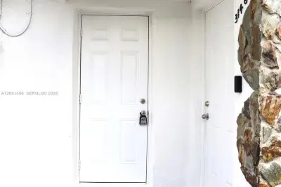 3146 NW 29th St #2, Miami: photo 1 of 9