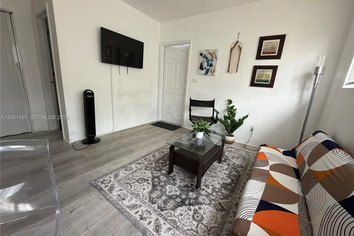 461 SW 6th St #6, Miami: photo 1 of 9