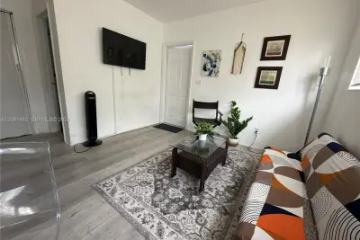 461 SW 6th St #6, Miami: photo 1 of 9