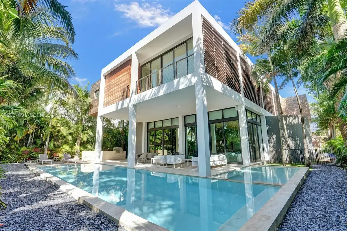 House in Golden Beach: photo 1 of 101