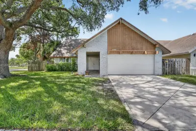 9381 NW 35th Pl, Sunrise: photo 1 of 53