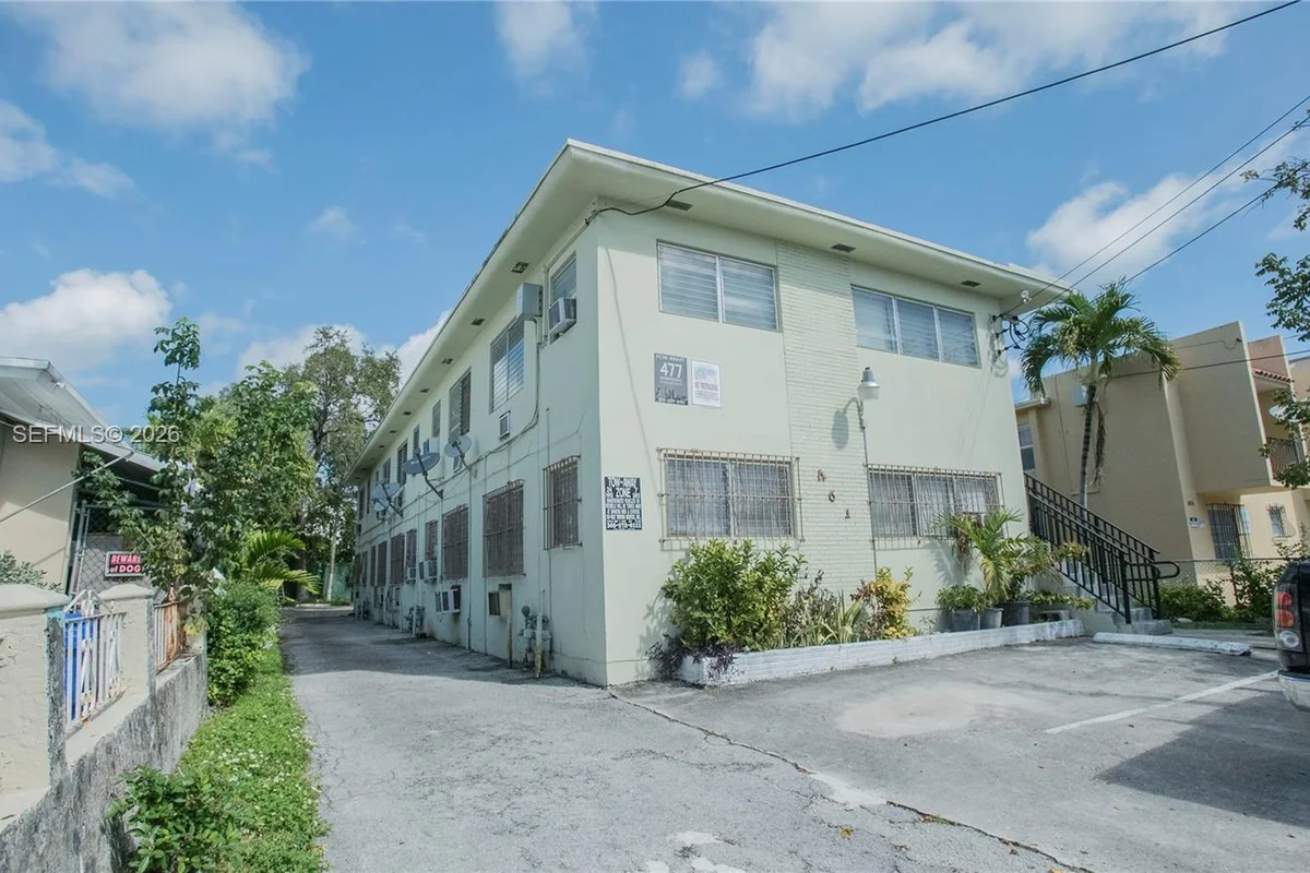 461 SW 6th St #8, Miami: photo 1 of 9
