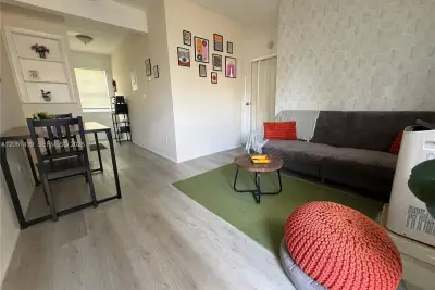 461 SW 6th St #10, Miami: photo 1 of 8