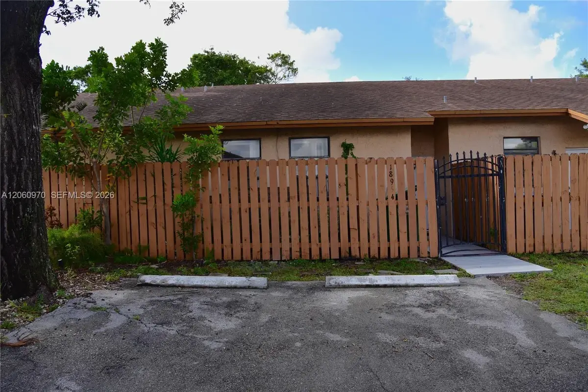 18954 NW 67th Pl, Hialeah: photo 1 of 19