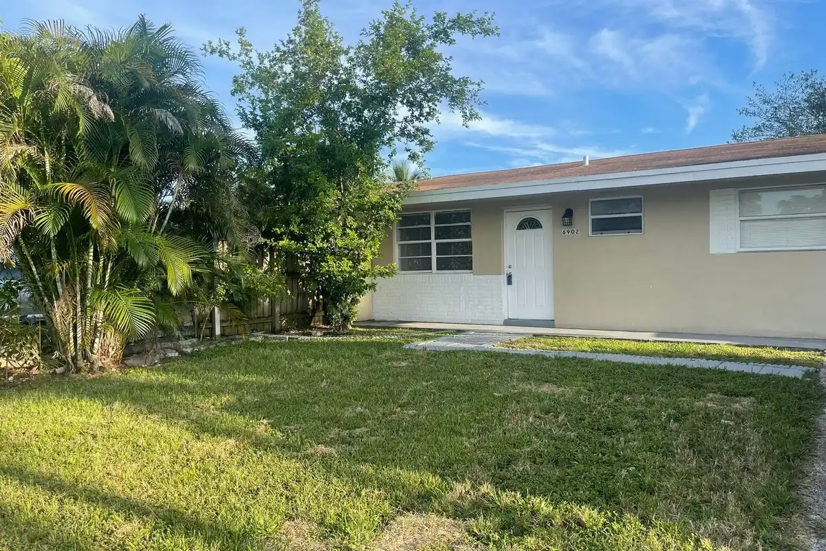 6902 SW 15th St, North Lauderdale: photo 1 of 60
