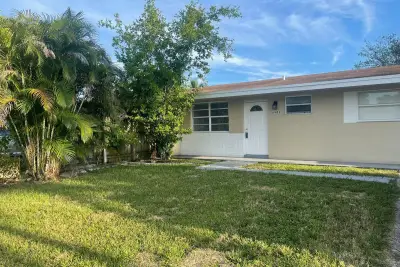 6902 SW 15th St, North Lauderdale: photo 1 of 60