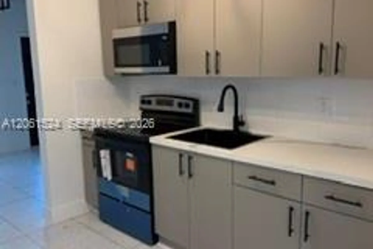 6110 Monroe St, Hollywood: photo 1 of 29