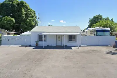 10401 NW 33rd Ave, Miami: photo 1 of 20