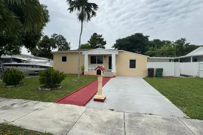 80 W 56th St, Hialeah: photo 1 of 28