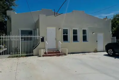 1870 NW 5th St #1, Miami: photo 1 of 7