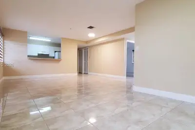 1627 NW 18th St #310, Miami: photo 1 of 13