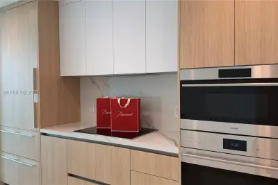 2411 Laguna Cir #1510, North Miami: photo 1 of 13