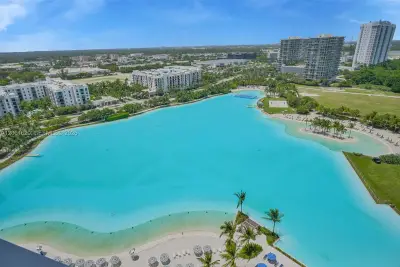 2411 Laguna Cir #1807, North Miami: photo 1 of 22