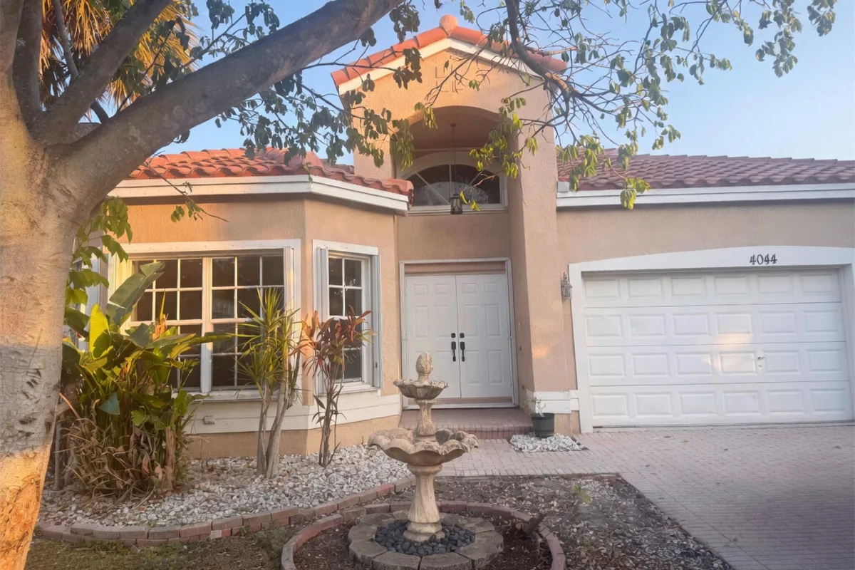 4044 NW 62nd Ct, Coconut Creek: photo 1 of 17