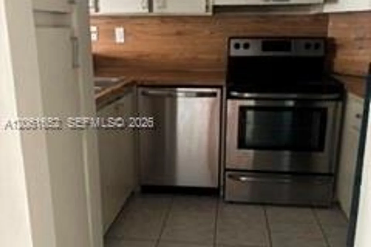 Condo in Hialeah: photo 1 of 7