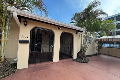 2524 SW 6th St, Miami: photo 1 of 32