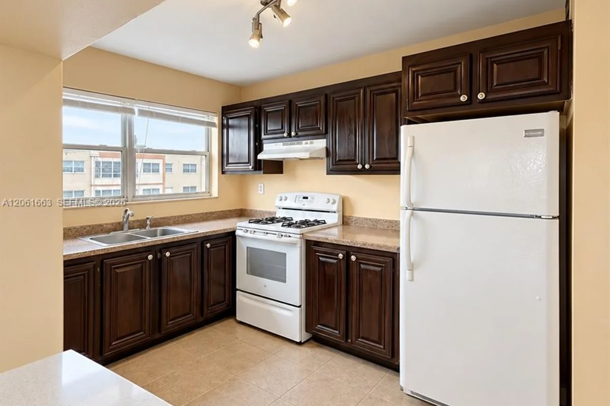 4044 NW 19th St #401, Lauderhill: photo 1 of 14