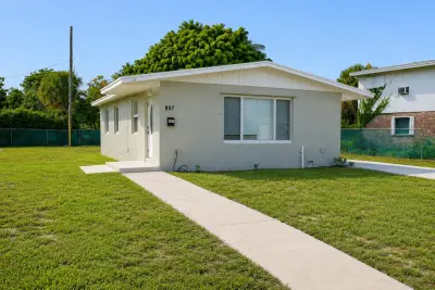 807 Handy Ave, West Palm Beach: photo 1 of 26