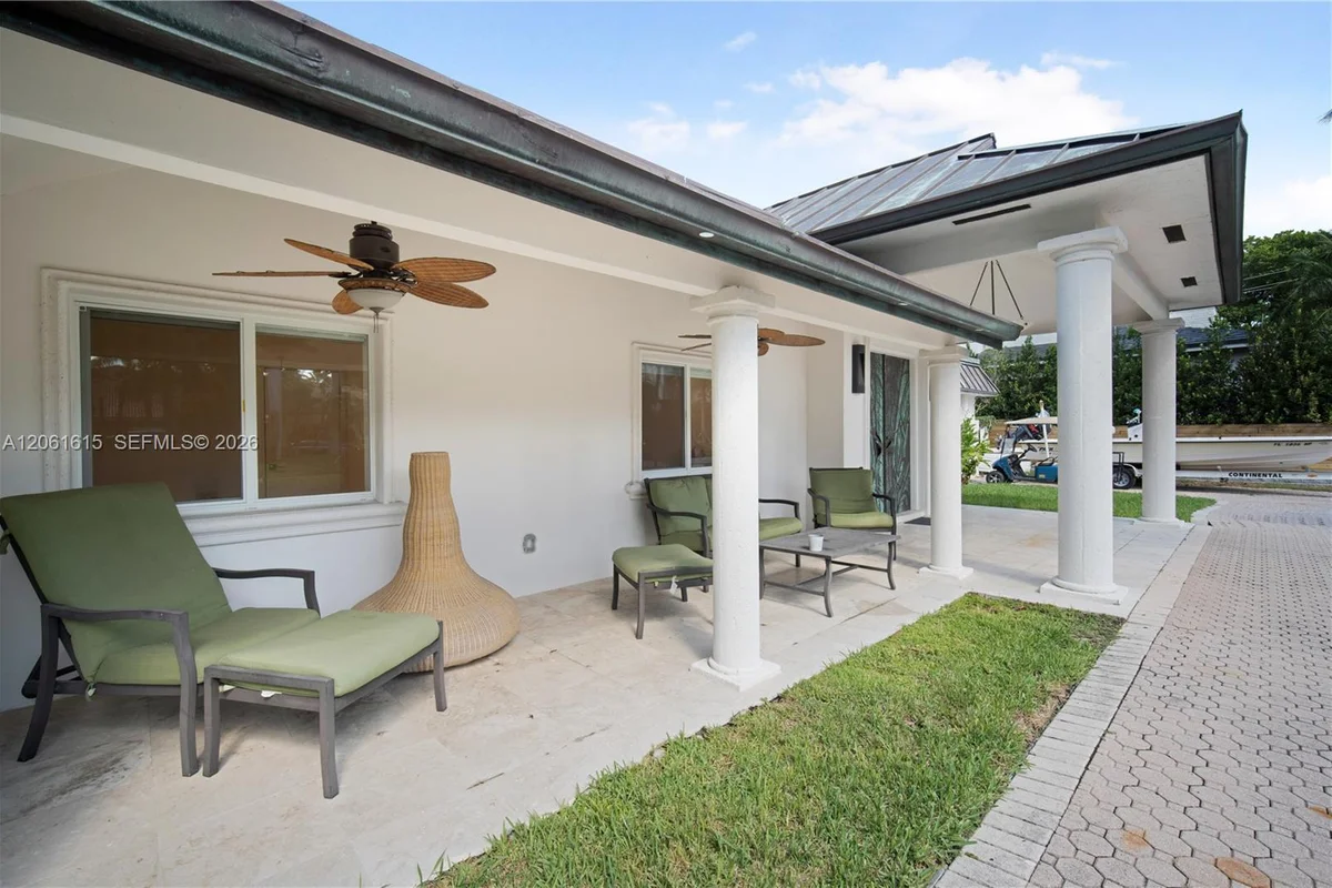 324 Caribbean Rd, Key Biscayne: photo 1 of 22