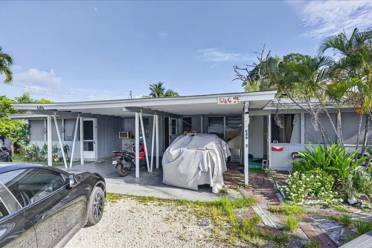 646 NE 38th St, Oakland Park: photo 1 of 32