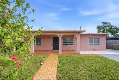921 E 14 St, Hialeah: photo 1 of 28
