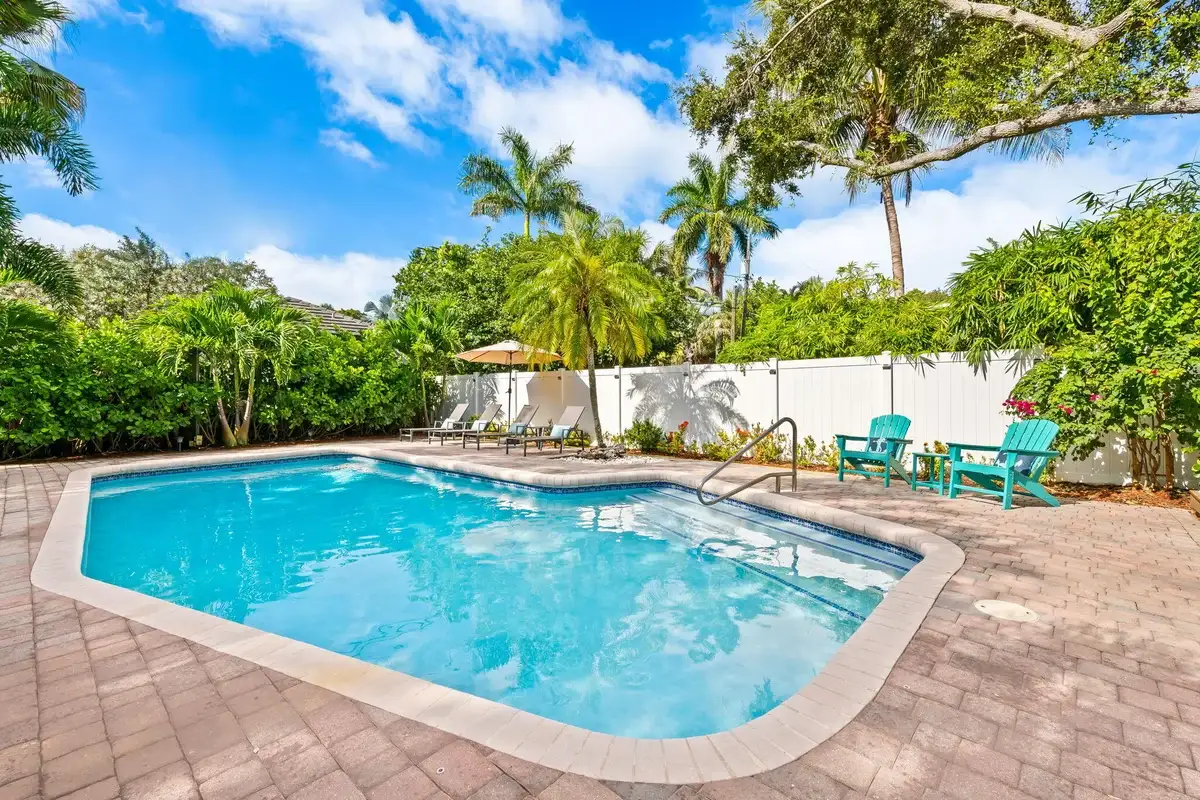 1300 SW 17th St, Fort Lauderdale: photo 1 of 24