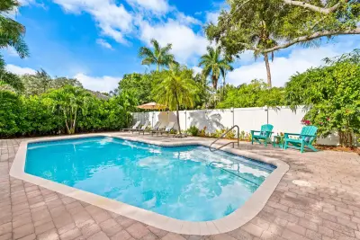 1300 SW 17th St, Fort Lauderdale: photo 1 of 24
