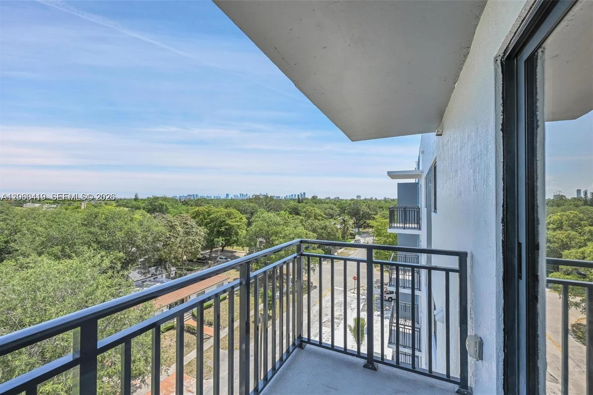 840 NE 130th St #603, North Miami: photo 1 of 30