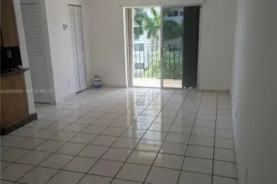 1051 SW 1st St #411, Miami: photo 1 of 7