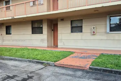 10253 NW 9th St Cir #102-6, Miami: photo 1 of 8