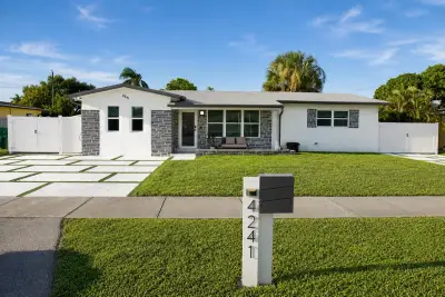 4241 SW 21st St, Fort Lauderdale: photo 1 of 44