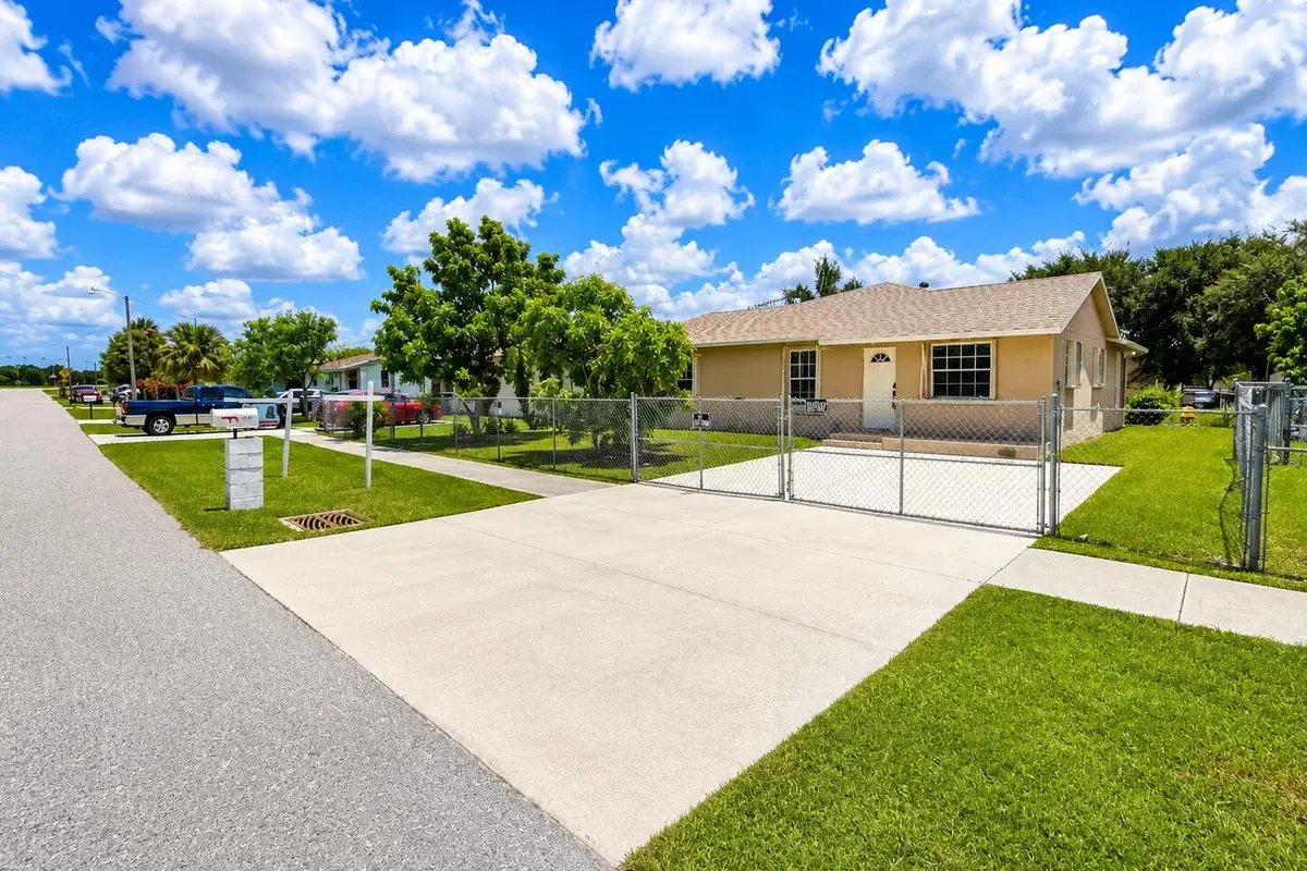 8874 Eldorado Dr, Pahokee: photo 1 of 34