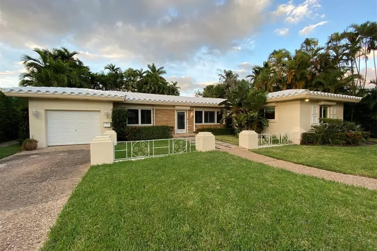 1049 Van Buren St, Hollywood: photo 1 of 29